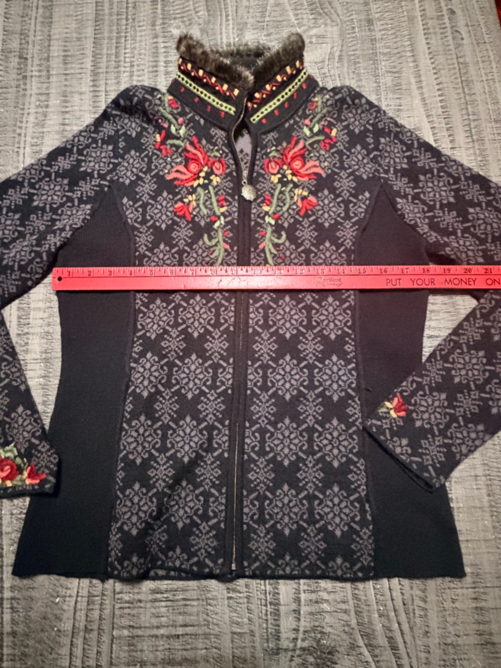 Black Embroidered Floral Zip-Up Fleece Sweater Jacket w Faux Fur Collar - Picture 8 of 10